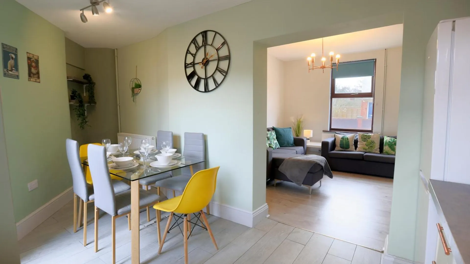 Pittville Place - Near Cheltenham Town - 2 Bed Home - Sleeps 6 0*,
