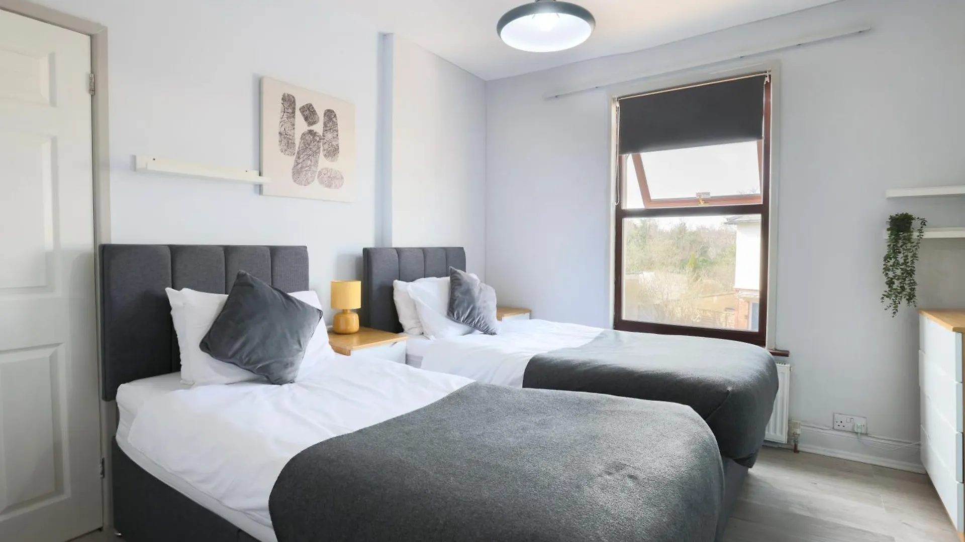 Pittville Place - Near Cheltenham Town - 2 Bed Home - Sleeps 6 Holiday home