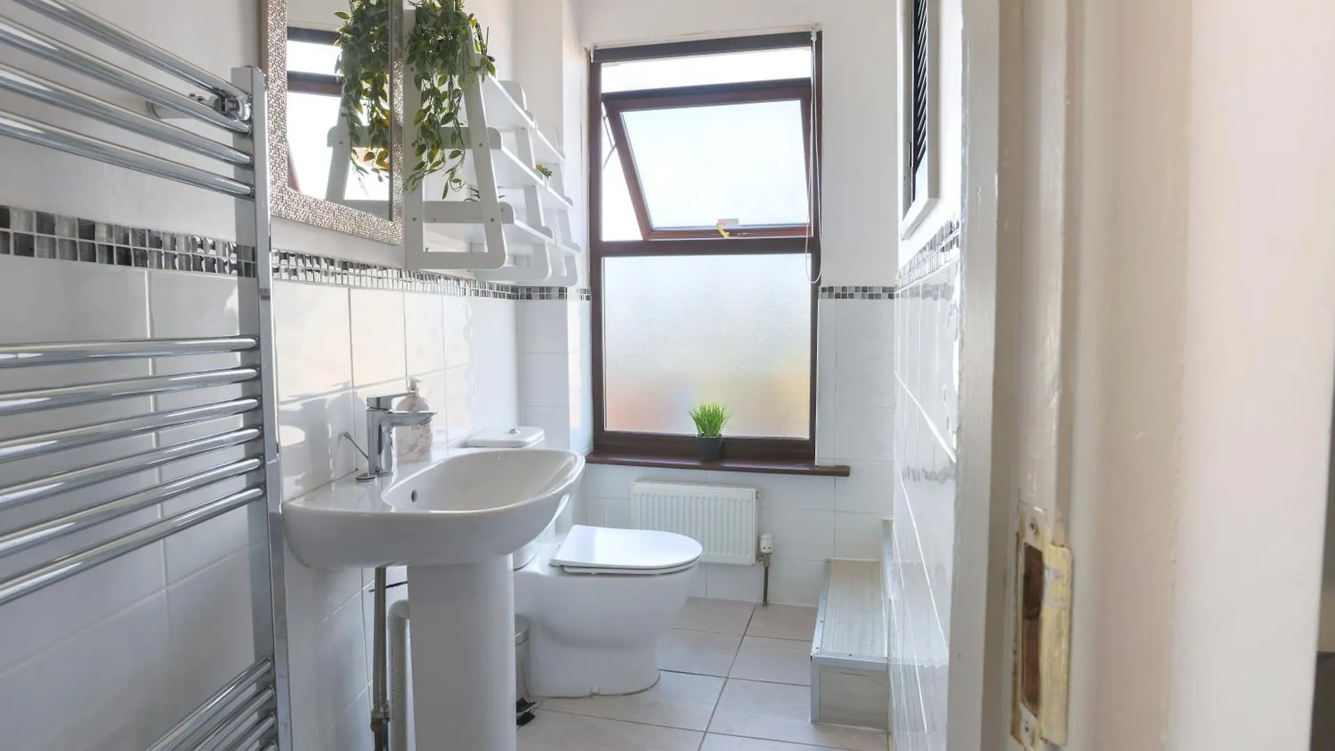 Pittville Place - Near Cheltenham Town - 2 Bed Home - Sleeps 6