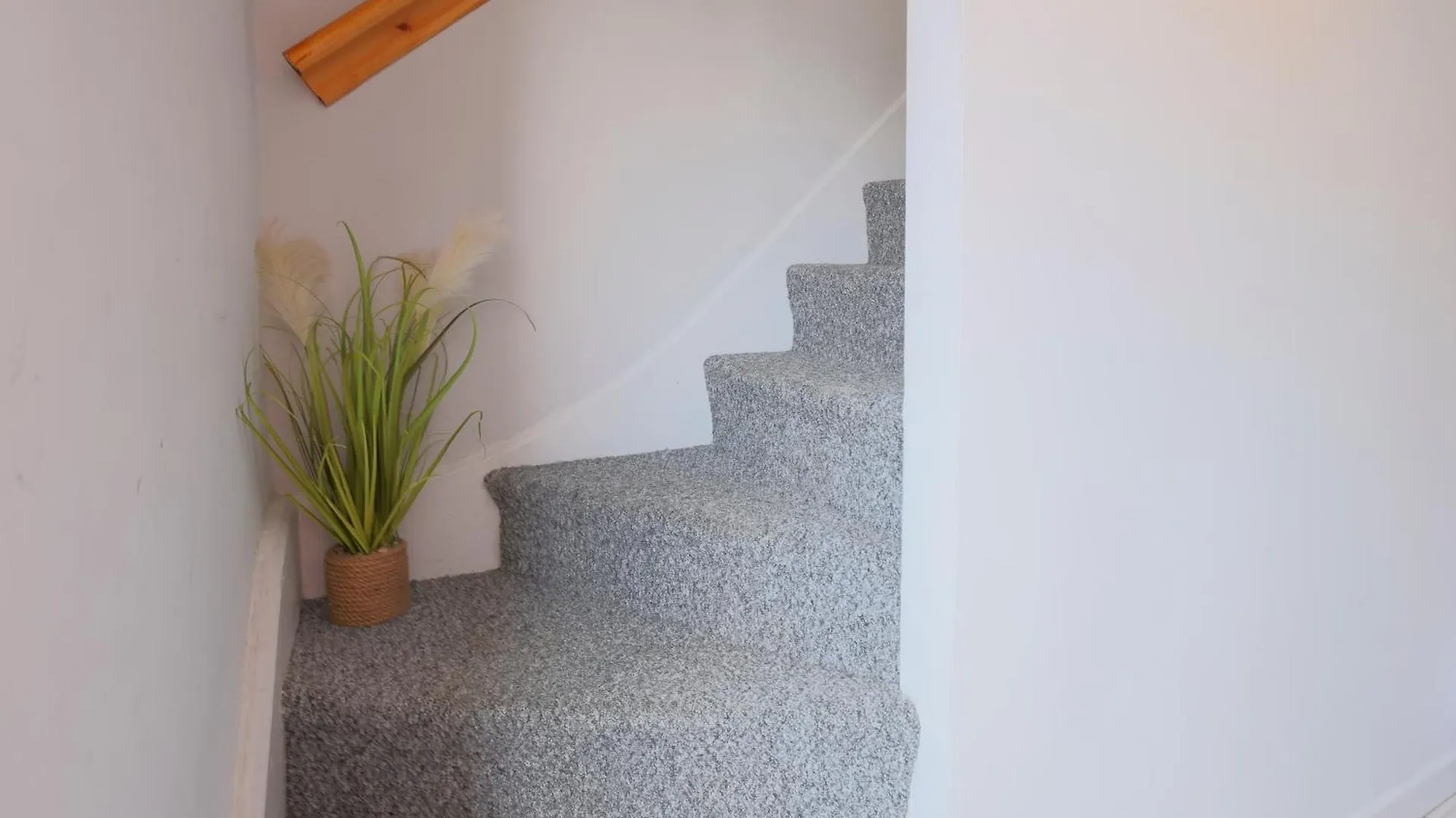 Pittville Place - Near Cheltenham Town - 2 Bed Home - Sleeps 6 0*,